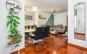 Airy 2-Br Apt W/ Open Layout & Modern Design