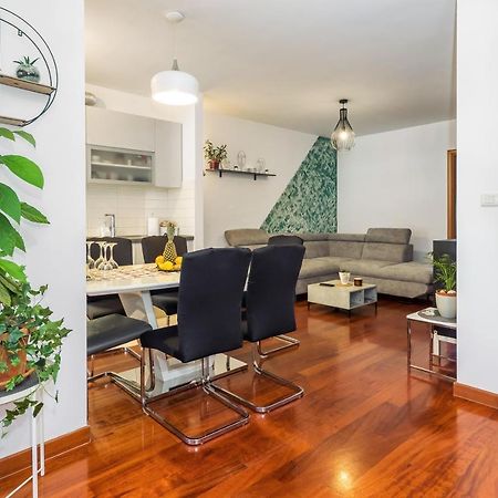 Appartement Airy 2-Br Apt W/ Open Layout & Modern Design à Split Extérieur photo